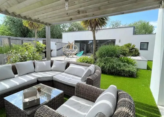 Summer House 생 힐레르 드 리에