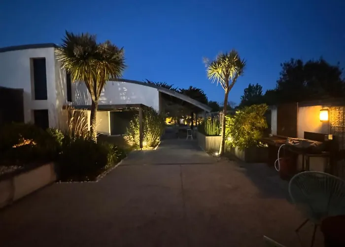 Summer House 생 힐레르 드 리에